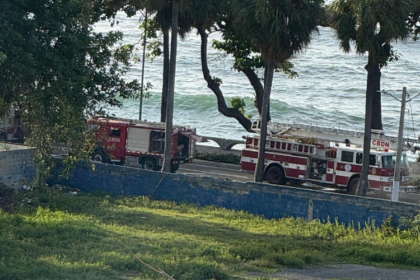 Tres fuertes detonaciones generan alarma y columna de humo en el Malecón de Santo Domingo