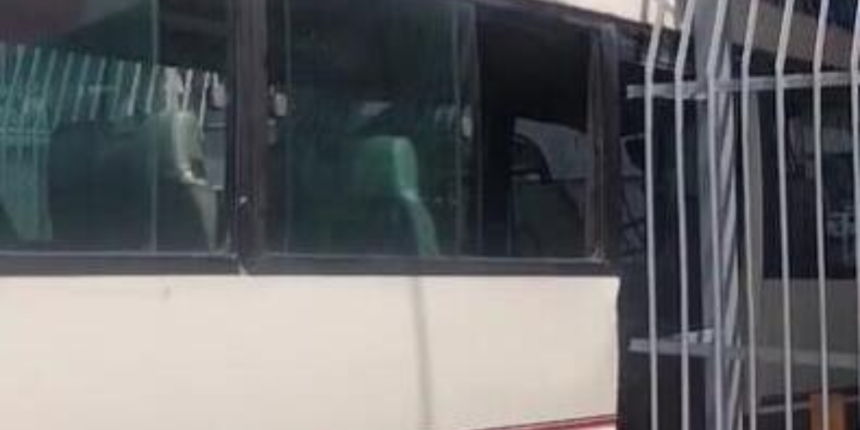 Autobús de la Ruta 11 choca con camión en la Av. John F. Kennedy