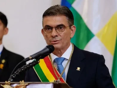 El presidente de Bolivia ofrece disculpas por su ausencia en la investidura del presidente electo de Colombia