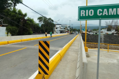 Puente sobre el río Camú.