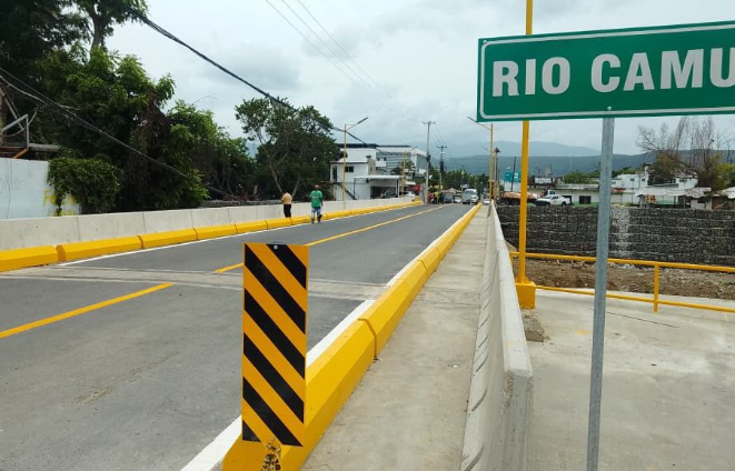 Puente sobre el río Camú.