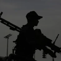 Mueren dos rescatistas al impactar un misil cerca de un buque atacado por los hutíes de Yemen