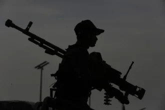 Mueren dos rescatistas al impactar un misil cerca de un buque atacado por los hutíes de Yemen
