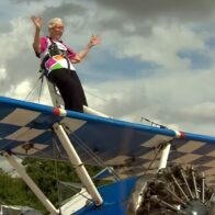Una mujer de 97 años rompe su propio récord Guinness al volar sobre las alas de un avión
