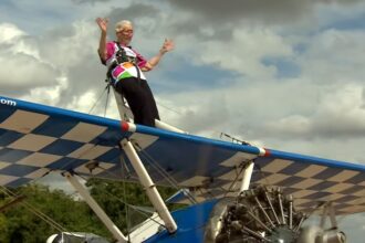 Una mujer de 97 años rompe su propio récord Guinness al volar sobre las alas de un avión