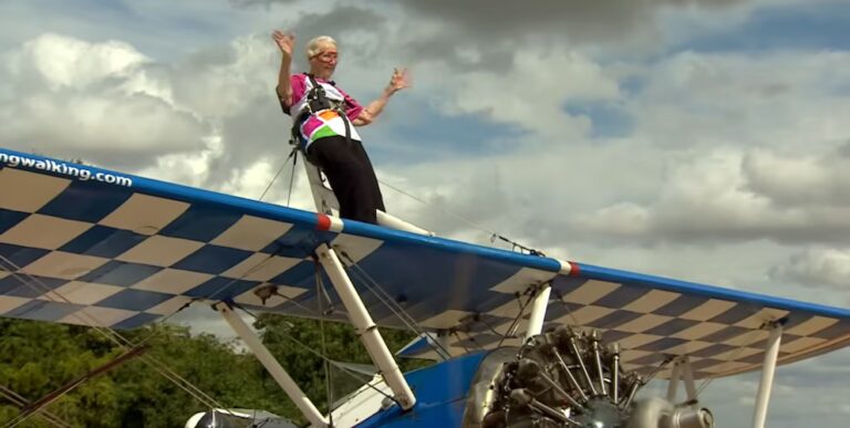 Una mujer de 97 años rompe su propio récord Guinness al volar sobre las alas de un avión