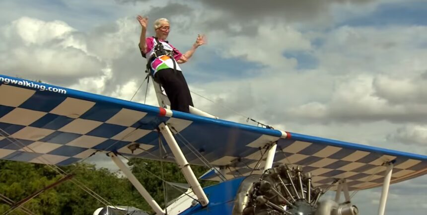 Una mujer de 97 años rompe su propio récord Guinness al volar sobre las alas de un avión