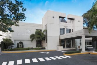 Velan restos de mujer fallecida tras recibir impacto de bala en establecimiento comercial de Naco