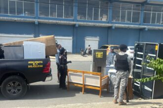 PN reporta más de 17 detenidos por saqueos durante incendio en tienda L&R Comercial