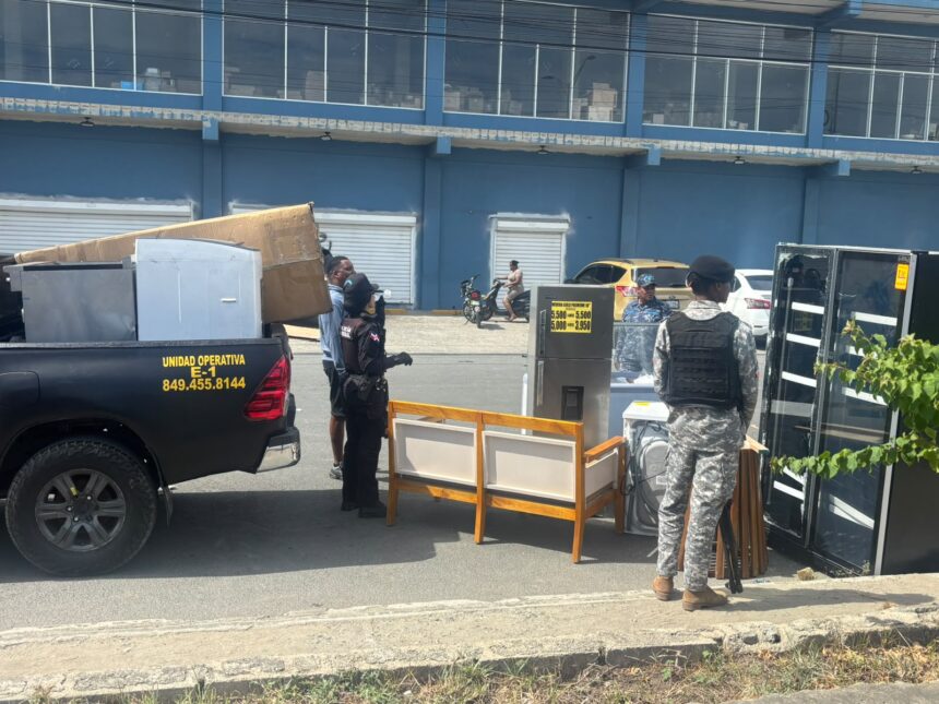 PN reporta más de 17 detenidos por saqueos durante incendio en tienda L&R Comercial