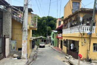 Temor por inundaciones, escasez de agua y un hoyo mantienen en alerta a residentes de Los Girasoles II
