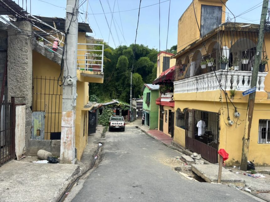 Temor por inundaciones, escasez de agua y un hoyo mantienen en alerta a residentes de Los Girasoles II