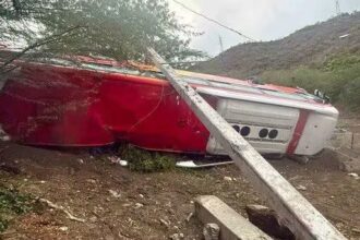 Joven muere y varias personas resultan heridas tras accidente de autobús en Bahoruco