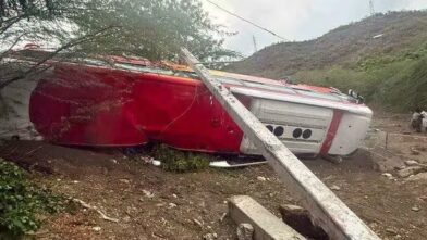 Joven muere y varias personas resultan heridas tras accidente de autobús en Bahoruco