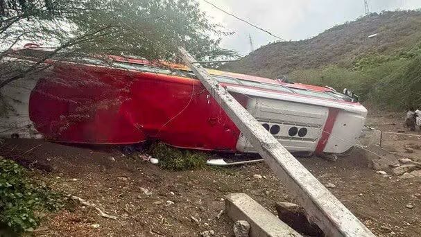 Joven muere y varias personas resultan heridas tras accidente de autobús en Bahoruco