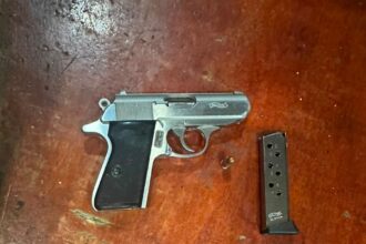 Policía Nacional apresa tres hombres en flagrante delito y ocupa dos armas de fuego ilegales en La Vega