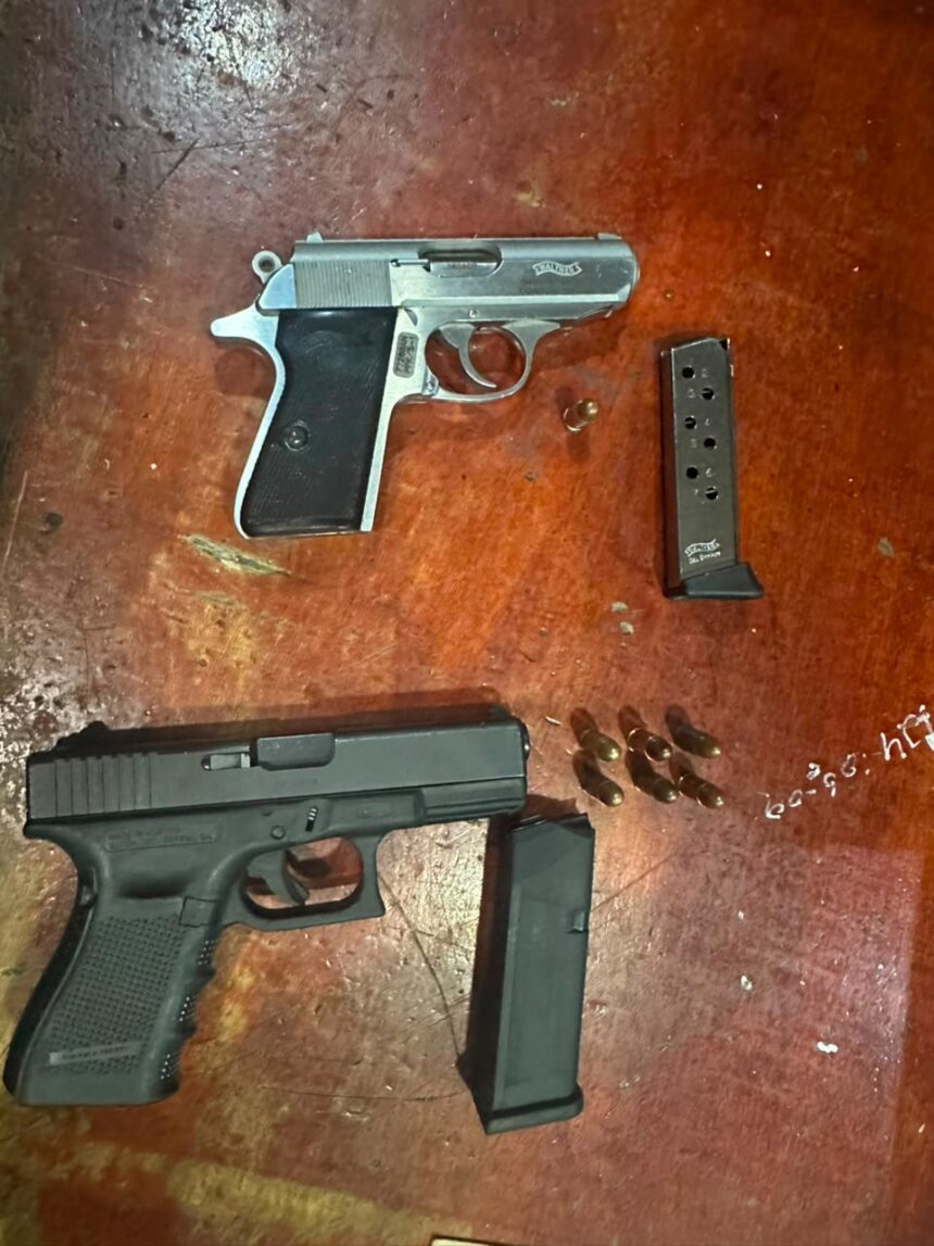 Policía Nacional apresa tres hombres en flagrante delito y ocupa dos armas de fuego ilegales en La Vega