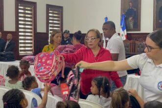 Gobernación entrega mochilas y útiles escolares a 200 niños de sectores vulnerables en Santiago