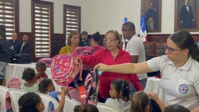 Gobernación entrega mochilas y útiles escolares a 200 niños de sectores vulnerables en Santiago