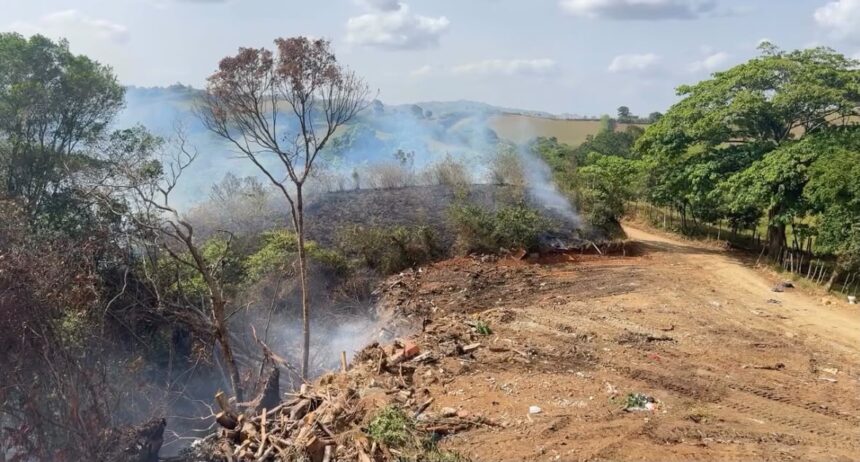Denuncian incendio provocado en vertedero de Jarabacoa; autoridades activan brigadas para sofocarlo