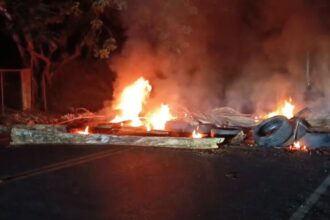 Comunitarios protestan por prolongados apagones y queman neumáticos en La Chorrera, Arroyo Barril