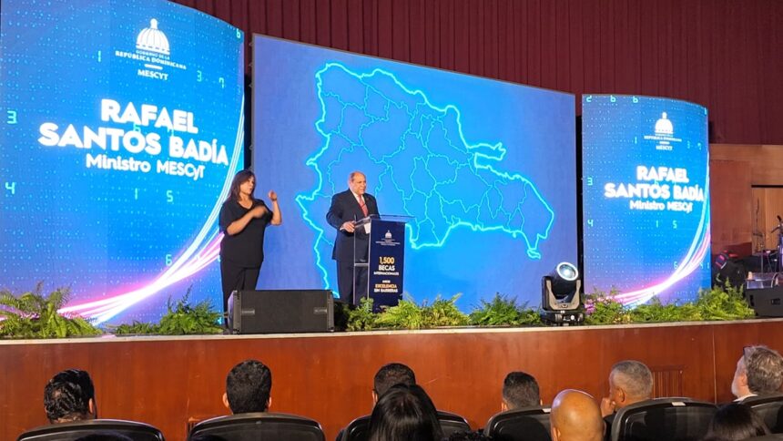 Ministro del MESCyT destaca que 1,500 becas fueron asignadas con total transparencia