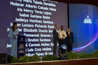 Gobierno entrega 1,500 becas internacionales y anuncia 5,000 nuevas ayudas para estudios en RD