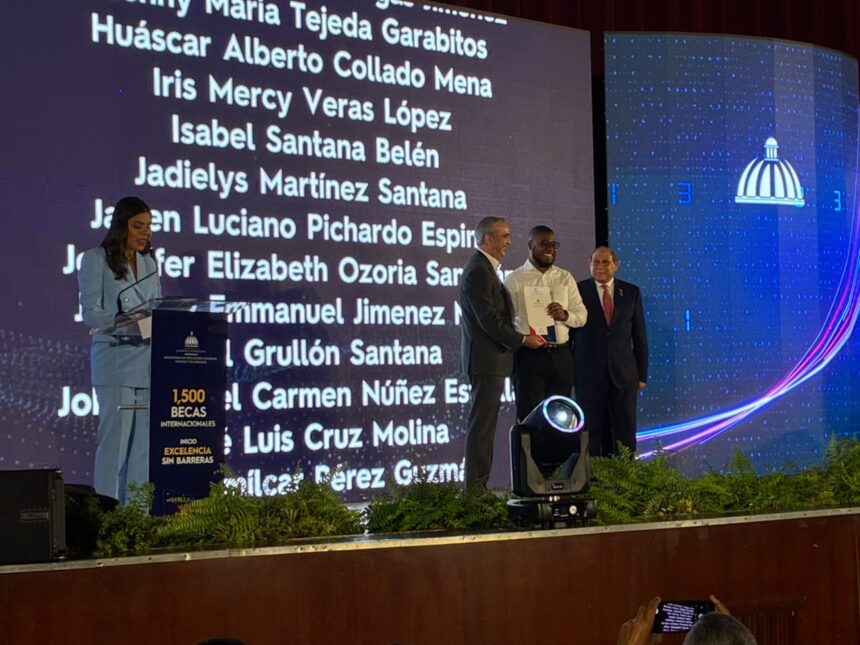 Gobierno entrega 1,500 becas internacionales y anuncia 5,000 nuevas ayudas para estudios en RD