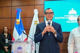 Ministro de Trabajo apuesta al diálogo pese a rechazo de sindicalistas a reabrir reforma laboral