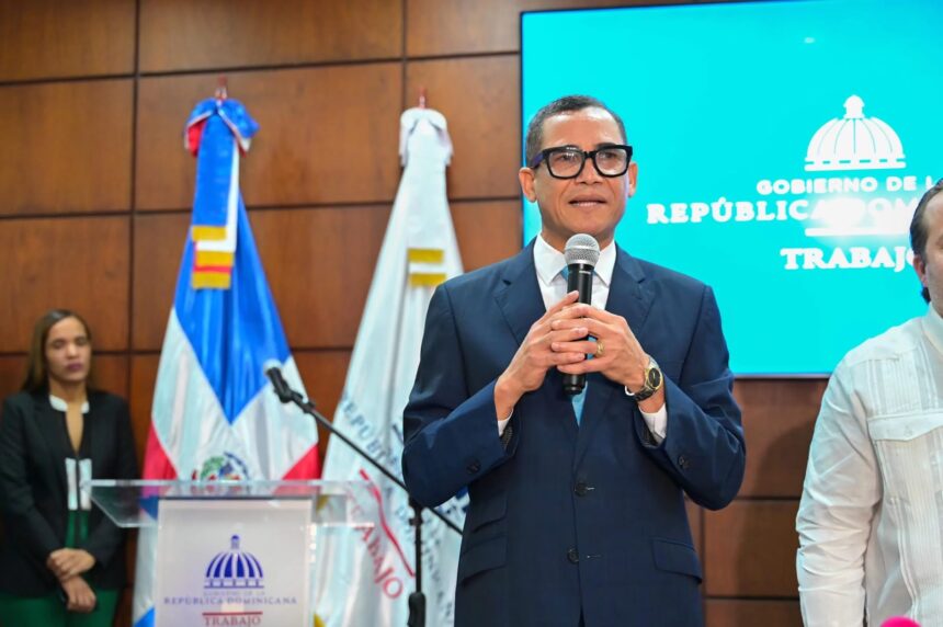 Ministro de Trabajo apuesta al diálogo pese a rechazo de sindicalistas a reabrir reforma laboral
