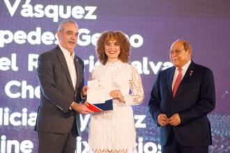 Abinader entrega 1,500 becas internacionales para estudiar en el extranjero