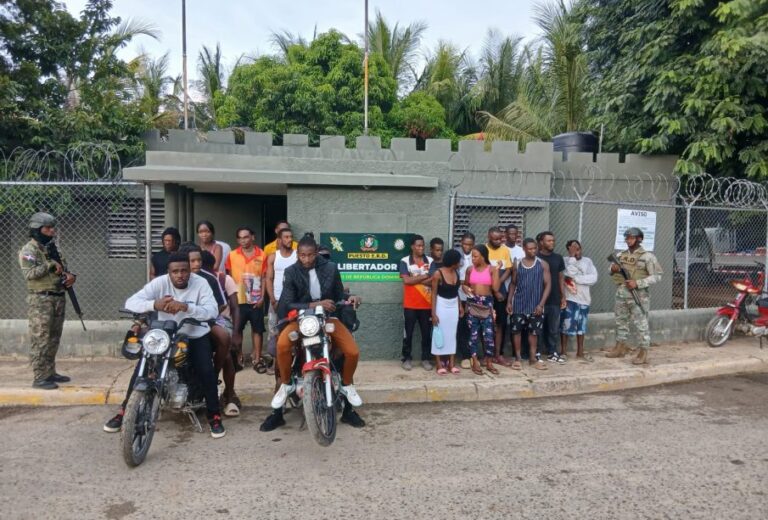 Ejército detiene a 122 haitianos en condición migratoria irregular en Dajabón y Santiago Rodríguez