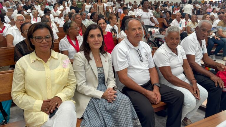 Embajadora de EEUU visita el Santuario Nacional Santo Cristo de los Milagros en Bayaguana