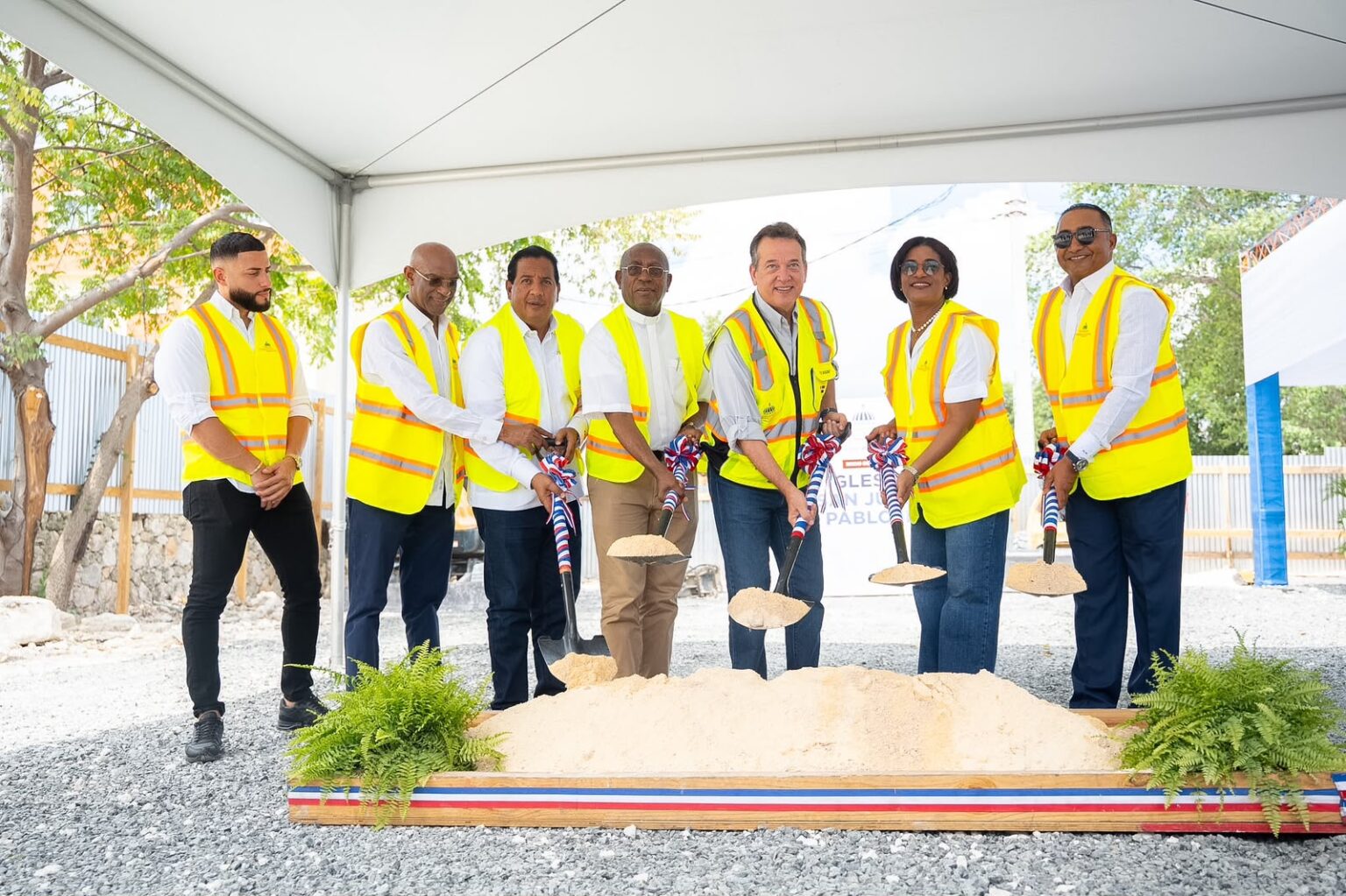 Ministro Bisonó inicia construcción de la Iglesia San Juan Pablo II en Bávaro