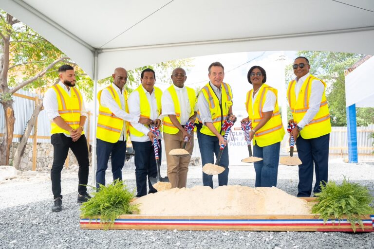 Ministro Bisonó inicia construcción de la Iglesia San Juan Pablo II en Bávaro