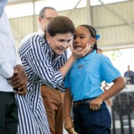 Vicepresidenta Raquel Peña entrega techado de la Escuela Javier Antonio Castillo Pérez en Pueblo Viejo, Azua, en beneficio de 349 estudiantes
