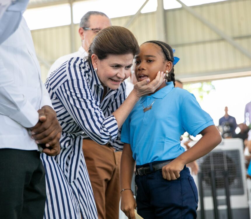 Vicepresidenta Raquel Peña entrega techado de la Escuela Javier Antonio Castillo Pérez en Pueblo Viejo, Azua, en beneficio de 349 estudiantes