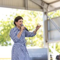 Vicepresidenta Raquel Peña entrega 450 títulos de propiedad a igual número de familias de Guayacanal en Azua