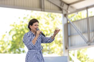 Vicepresidenta Raquel Peña entrega 450 títulos de propiedad a igual número de familias de Guayacanal en Azua