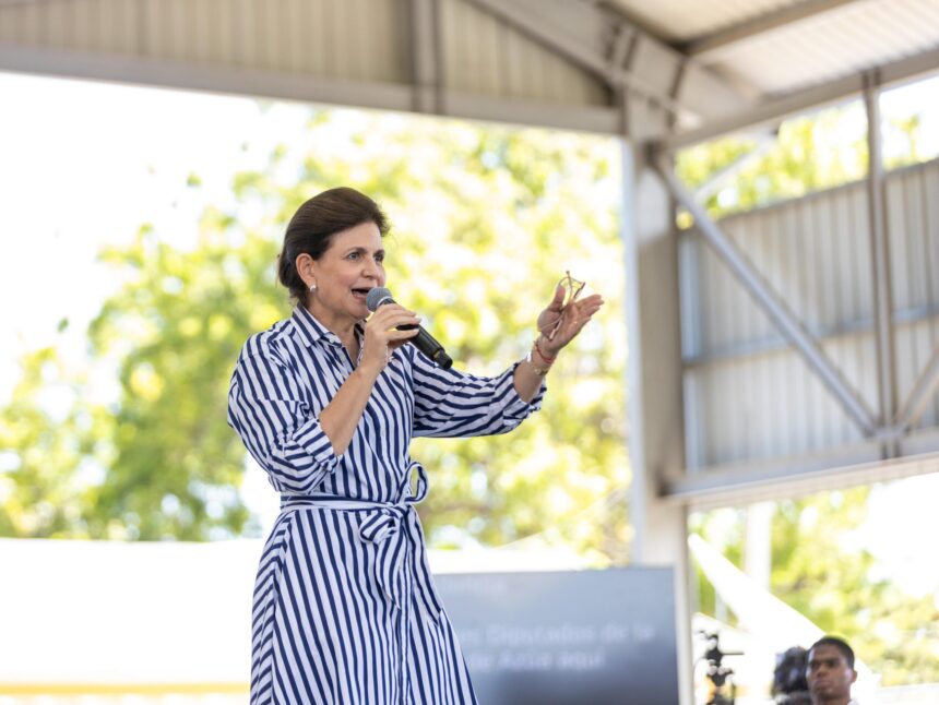 Vicepresidenta Raquel Peña entrega 450 títulos de propiedad a igual número de familias de Guayacanal en Azua