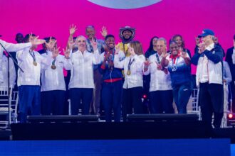 Christopher Melenciano recibe medalla especial de manos de Abinader
