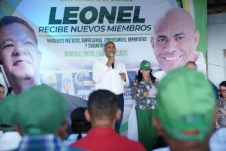 Leonel juramenta exalcalde del PRM en Castillo y asegura que el Gobierno le tira “al cuello y a los bolsillos del pueblo”