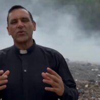 Sacerdote Johnny Durán exige solución al vertedero de Falconbridge y advierte sobre posible bloqueo a camiones de basura