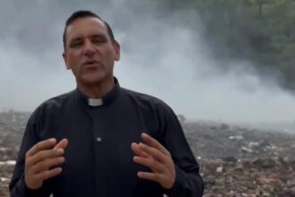 Sacerdote Johnny Durán exige solución al vertedero de Falconbridge y advierte sobre posible bloqueo a camiones de basura