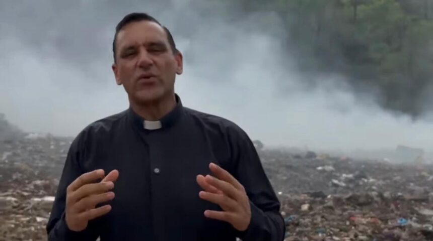 Sacerdote Johnny Durán exige solución al vertedero de Falconbridge y advierte sobre posible bloqueo a camiones de basura