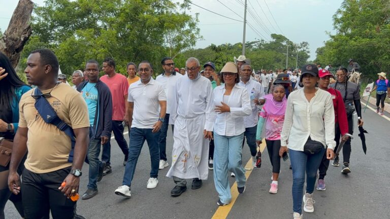 Cientos de feligreses parten desde Bayaguana hacia Higüey en tradicional peregrinación