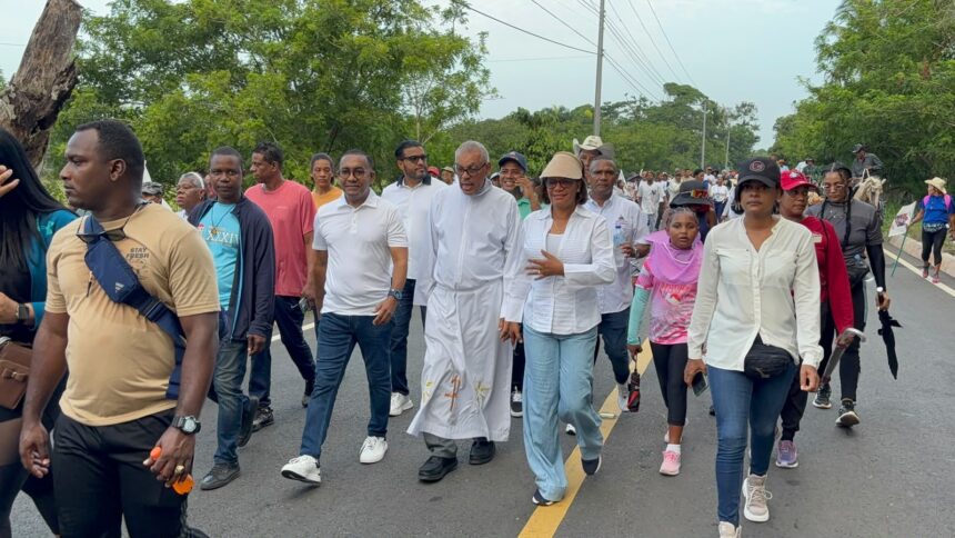 Cientos de feligreses parten desde Bayaguana hacia Higüey en tradicional peregrinación