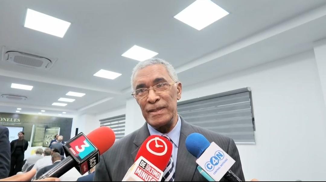 Vicealmirante Eurípides Uribe Peguero presenta “Los Coroneles”, un recorrido por militares que defendieron la institucionalidad democrática