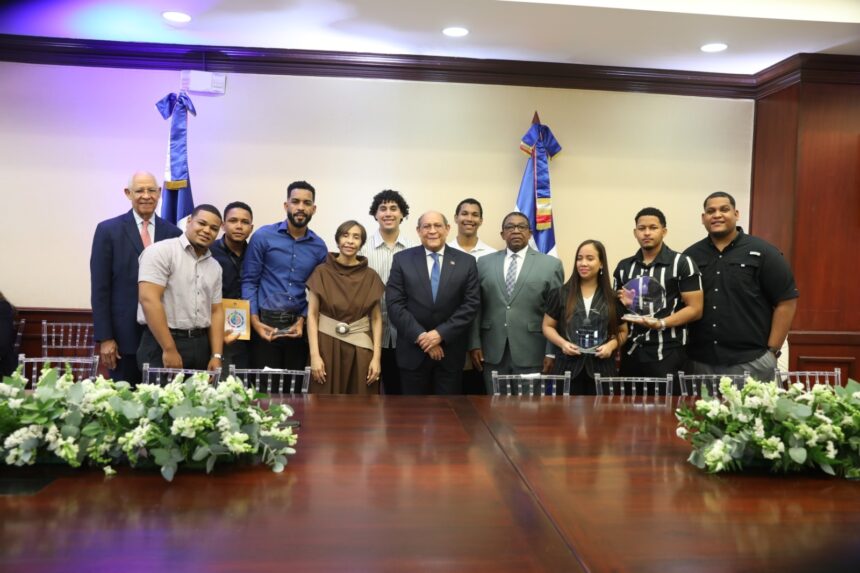 MESCyT premia tres emprendimientos universitarios con RD$1.6 millones