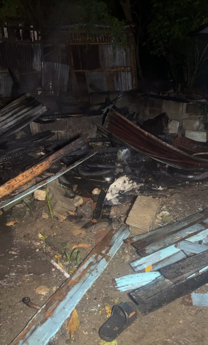 Incendio reduce a cenizas una vivienda en Monte Adentro, Salcedo